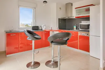 Cuisine ou kitchenette dans l'établissement Proche plages et commerces, appartement pour 4
