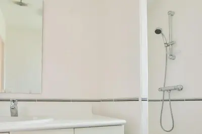 Salle de bains dans l'établissement Proche plages et commerces, appartement pour 4