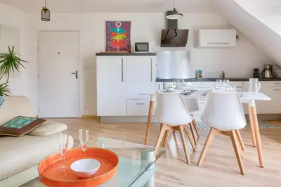 Cuisine ou kitchenette dans l'établissement Proche plages et commerces, appartement pour 4