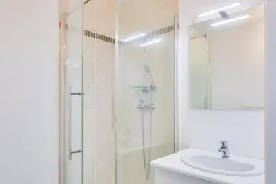 Salle de bains dans l'établissement Proche plages et commerces, appartement pour 4
