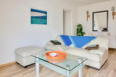 Coin salon dans l'établissement Proche plages et commerces, appartement pour 4