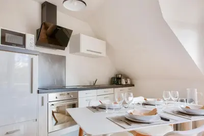 Cuisine ou kitchenette dans l'établissement Proche plages et commerces, appartement pour 4
