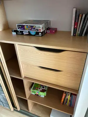 Bibliothèque dans l'appartement