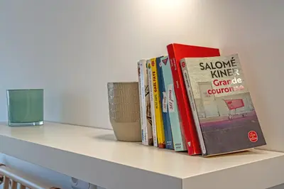 Bibliothèque dans l'appartement