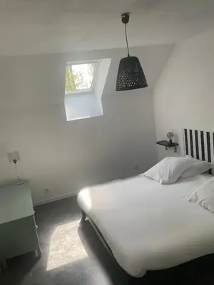 Un ou plusieurs lits dans un hébergement de l'établissement Charmant gîte avec extérieur et piscine partagée