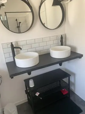 Salle de bains dans l'établissement Charmant gîte avec extérieur et piscine partagée
