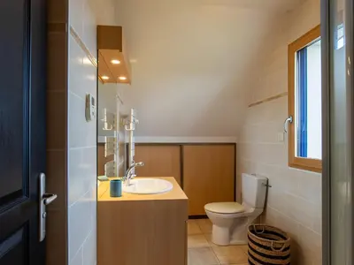 Salle de bains dans l'établissement Holiday Home Brign' Beach by Interhome