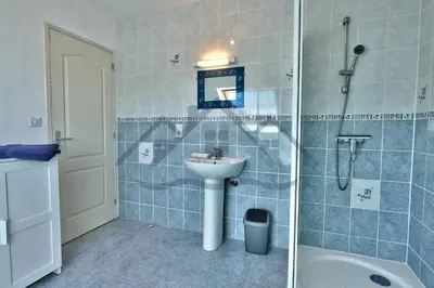 Salle de bains dans l'établissement LocaLise - M19 - Ty Mervent - Maison avec jardin clos - A 2 pas de la plage - animaux admis - wifi inclus - draps inclus
