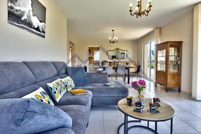 Coin salon dans l'établissement LocaLise - M19 - Ty Mervent - Maison avec jardin clos - A 2 pas de la plage - animaux admis - wifi inclus - draps inclus