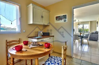 Cuisine ou kitchenette dans l'établissement LocaLise - M19 - Ty Mervent - Maison avec jardin clos - A 2 pas de la plage - animaux admis - wifi inclus - draps inclus