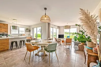 Cuisine ou kitchenette dans l'établissement Le 101 - Plage du Dossen à Santec à 1.5 km