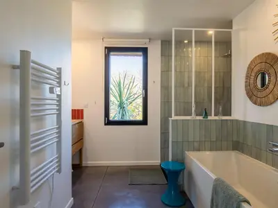 Salle de bains dans l'établissement Holiday Home La Villa Agapanthes by Interhome