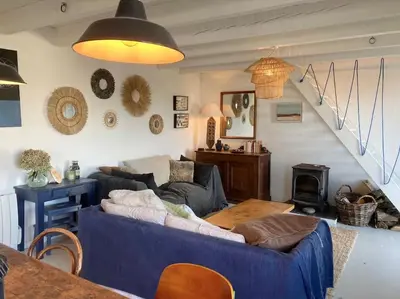 Coin salon dans l'établissement Maison de pêcheur proche plage et activités