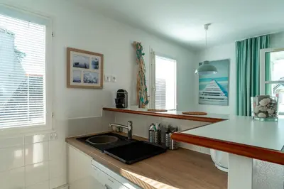 Cuisine ou kitchenette dans l'établissement Didou - T3 vue mer - plage à 40m