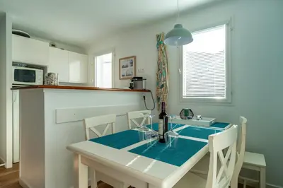 Cuisine ou kitchenette dans l'établissement Didou - T3 vue mer - plage à 40m