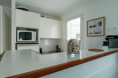 Cuisine ou kitchenette dans l'établissement Didou - T3 vue mer - plage à 40m