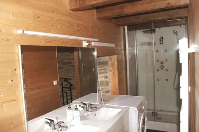 Salle de bains dans l'établissement La Colline Aux Écureuils
