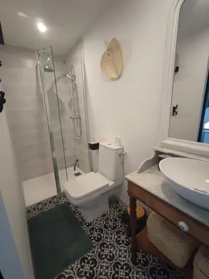 Salle de bains dans l'établissement Ty Koant
