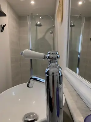 Salle de bains dans l'établissement Ty Koant