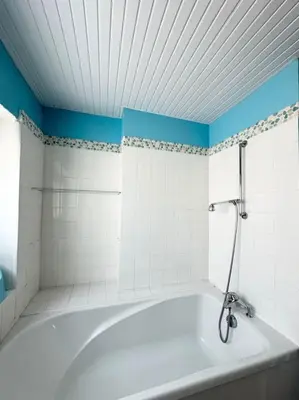 Salle de bains dans l'établissement La Ferme, spacieuse maison tout confort, Bénodet