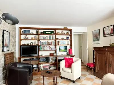 Télévision ou salle de divertissement dans l'établissement La Ferme, spacieuse maison tout confort, Bénodet