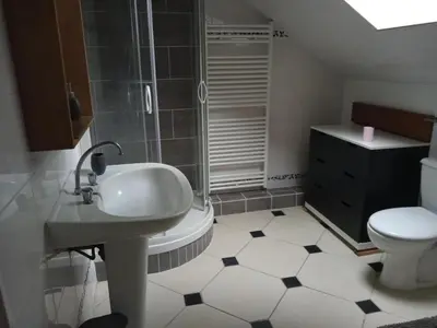 Salle de bains dans l'établissement Petit gîte du Manoir de Keryvoas