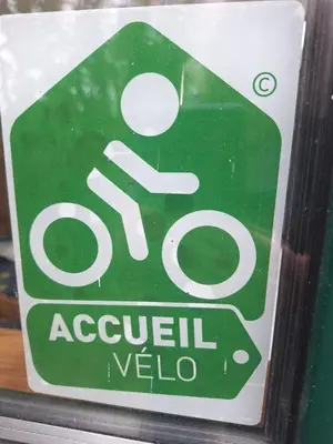 Vélo sur le terrain de l'établissement Nouelig bras ou dans les environs