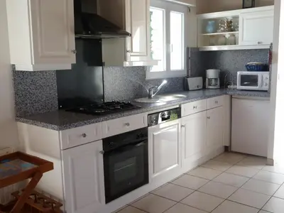Cuisine ou kitchenette dans l'établissement 303 La Villa Courlis Les pieds dans l eau