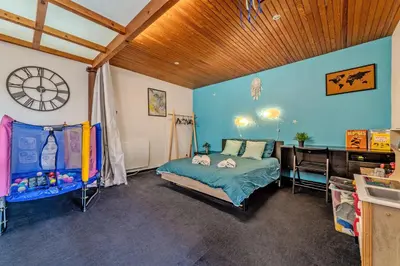 Un ou plusieurs lits dans un hébergement de l'établissement Maison Aubépines -Jolie maison avec piscine privée