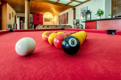 Billard dans l'établissement Maison Aubépines -Jolie maison avec piscine privée