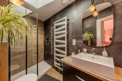 Salle de bains dans l'établissement Maison Aubépines -Jolie maison avec piscine privée