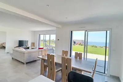 Télévision ou salle de divertissement dans l'établissement 695-Villa Kersiny proche plages
