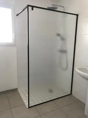 Salle de bains dans l'établissement entre terre et mer