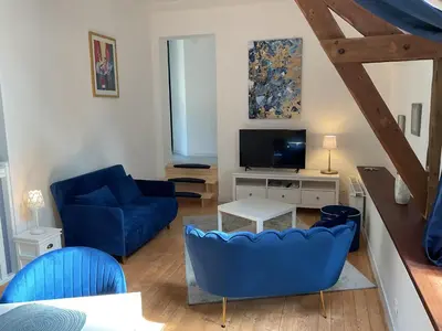 Télévision ou salle de divertissement dans l'établissement Maison cosy avec extérieur et piscine partagée