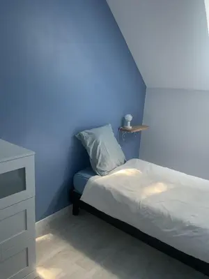 Un ou plusieurs lits dans un hébergement de l'établissement Maison cosy avec extérieur et piscine partagée