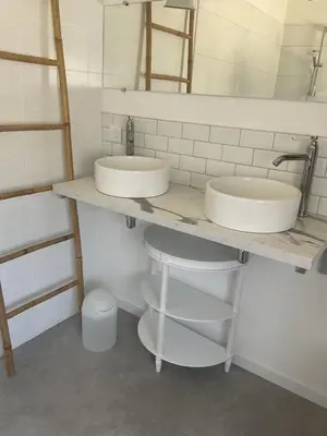 Salle de bains dans l'établissement Maison cosy avec extérieur et piscine partagée