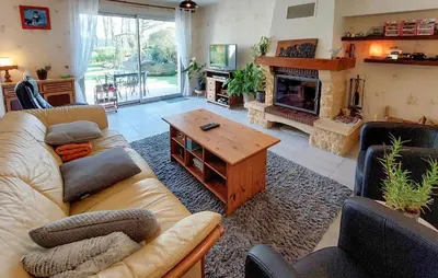 Coin salon dans l'établissement Cozy Home In Locquénolé With Kitchen