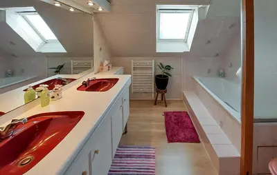 Salle de bains dans l'établissement Cozy Home In Locquénolé With Kitchen