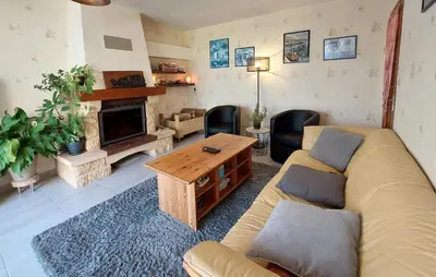 Coin salon dans l'établissement Cozy Home In Locquénolé With Kitchen