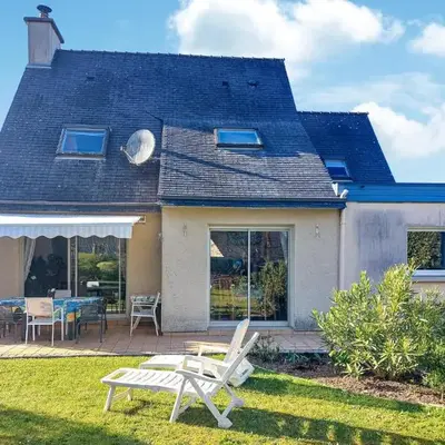 Cozy Home In Locquénolé With Kitchen