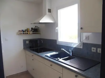Cuisine ou kitchenette dans l'établissement Jolie maison, 8 vacanciers, à 900 m de la mer