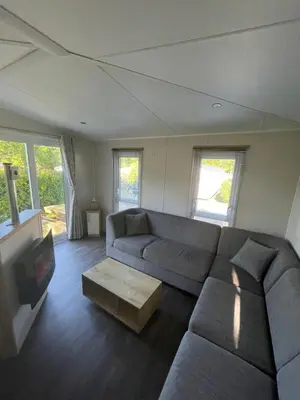 Coin salon dans l'établissement Mobilhome 6 pers - 3 Ch-terrasse- Domaine de Kerlann