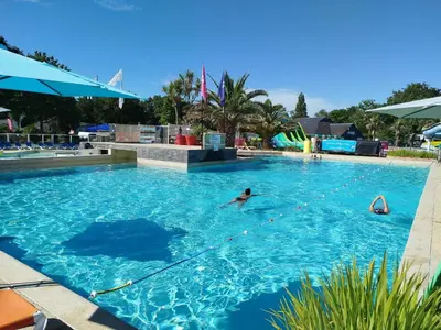Piscine de l'établissement Mobilhome 6 pers - 3 Ch-terrasse- Domaine de Kerlann ou située à proximité