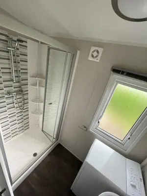 Salle de bains dans l'établissement Mobilhome 6 pers - 3 Ch-terrasse- Domaine de Kerlann