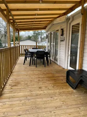 Balcon ou terrasse dans l'établissement Mobilhome 6 pers - 3 Ch-terrasse- Domaine de Kerlann