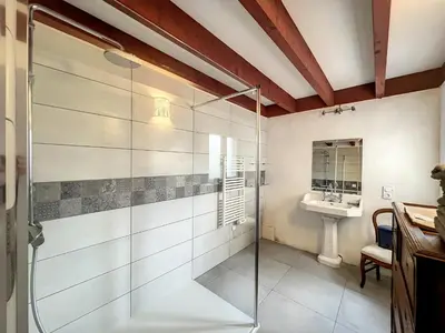 Salle de bains dans l'établissement Ty Forn - Maison à 10min des plages