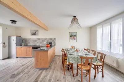 Cuisine ou kitchenette dans l'établissement À 200m de la plage de Langoz - Maison pour 10