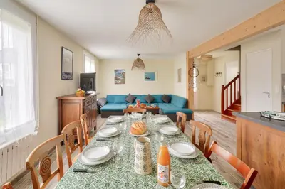 Coin salon dans l'établissement À 200m de la plage de Langoz - Maison pour 10