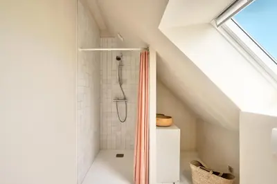 Salle de bains dans l'établissement À 1km de la plage de Pors carn, maison pour 6