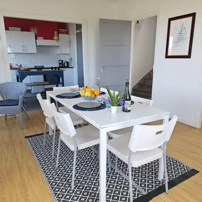 Cuisine ou kitchenette dans l'établissement Charmante maison bretonne vue mer proche des plus belles plages